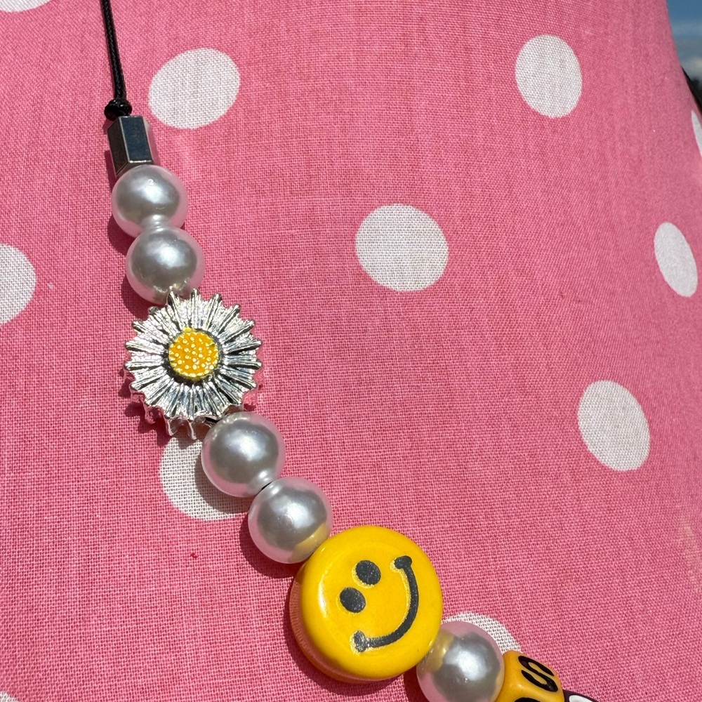 NWT! Smiley Face Beaded Bee Pearl Daisy Necklace - Picture 4 of 6